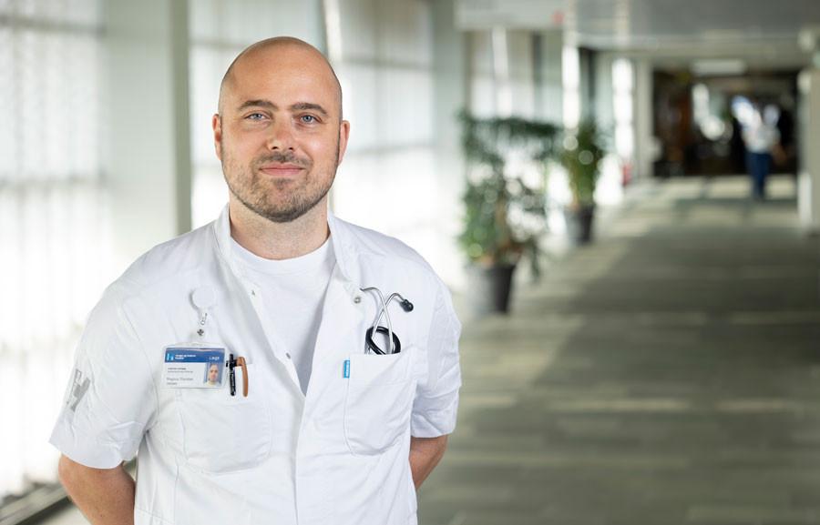 Cheflæge på Hvidovre Hospital Magnus Thorsten Jensen forsøger at skabe en kultur, hvor man taler åbent om arbejdsmiljøet og om, at man føler sig stresset. Foto: Bjarke Ørsted, Amager og Hvidovre Hospital.