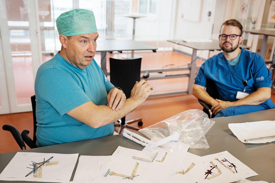 Overlæge Ole Juul fortæller om arbejdet med patienten Dmytro, der ankom til AUH med en helt destrueret albue. Ingeniørerne på AUH’s 3D-printcenter lavede en trin for trin-guide og en præcis saveguide, der kunne bruges ved rekonstruktionen af albuen. Nærmest som en Lego-manual, siger Ole Juul.