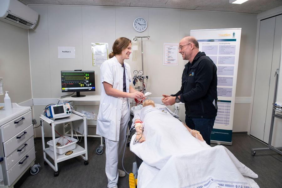 Mikkel Lønborg Friis er lægelig leder i NordSim, Aalborg Universitetshospitals center for færdighedstræning og simulation, og han fik idéen til at oprette den nye funktion. Foto: Lars Horn / Baghuset