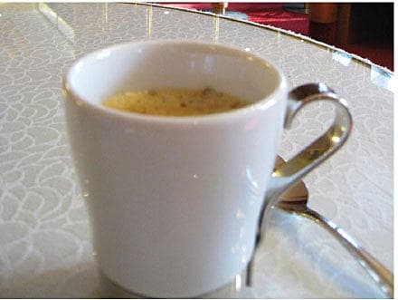 Artiklen er udarbejdet under indflydelse af kaffe. Forfatteren har et kaffeforbrug, der burde prædiktere et langt liv, om end forkærligheden for espresso måske ikke er optimal set fra et helbredsmæssigt perspektiv.