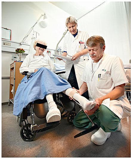 Fælles stuegang med ortopædkirurg og geriater hos en ældre frakturpatient på Bispebjerg Hospital.