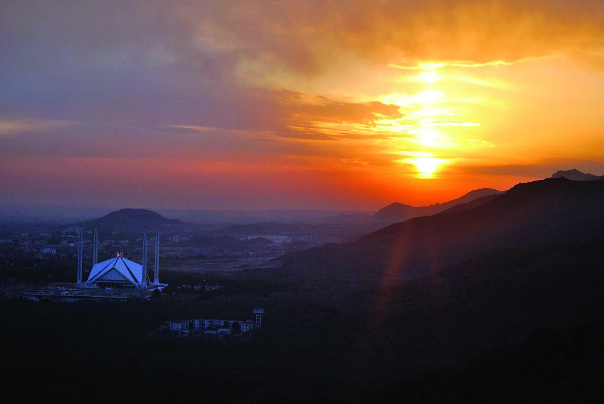 Solnedgang over Shah Faisal moskéen, Islamabad, Pakistan. Fotograf: Saljooq Zeb Aadil.