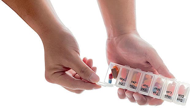 Doseringsæske. Det kan være svært at huske at tage sin medicin. Redskaber, der sætter behandlingen i system, såsom doseringsæsker, kan hjælpe med at nedbringe utilsigtet nonadhærens.