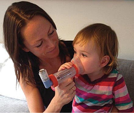 Instruktion af forældre i spacer-teknik, dosering og observation af effekt er vigtig, hvis der behandles med inhalationsmedicin.
