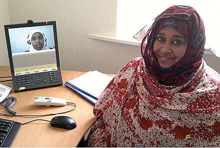 Patient og videotolk.