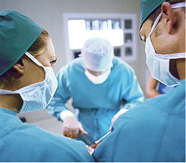 Igangværende operation. Billedet er ikke fra sygehistorien.