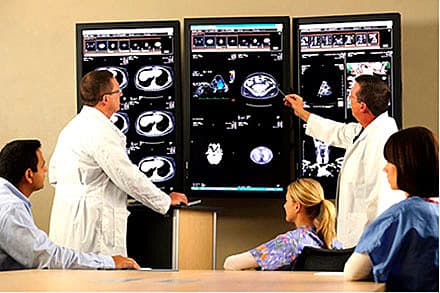 Sundhedsprofes- sionelle samlet ved en multidisciplinær team-konference. (Foto: Viewpoint AV).