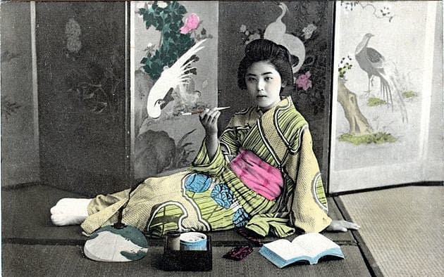 Japansk kvinde med cigaret, ca. 1910.