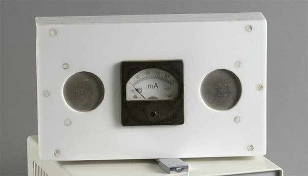 Den hvide kasse med amperemeter er fabrikeret på sygehusets værksted. Kassen har samme modstand som et menneskehoved (Steno Museet/foto: Erik Balle).