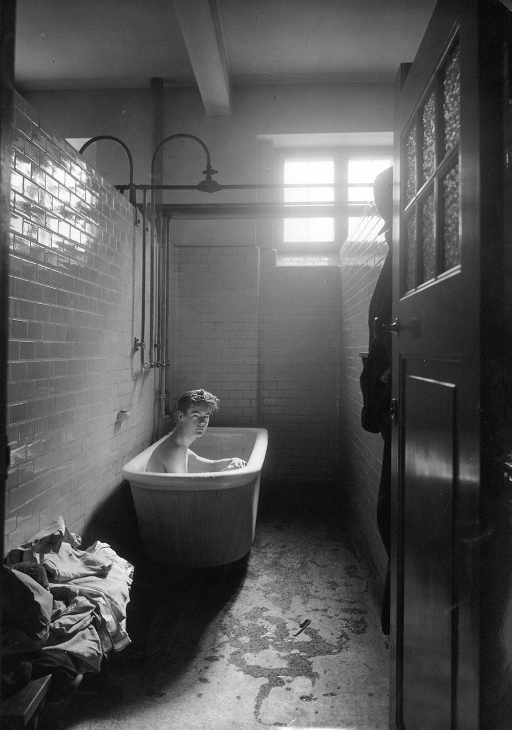 Karbadet var kvinders foretrukne badeform. Der findes dog kun ét billede af en bruger af karbadet – og det er en mand. Her i Sjællandsgade Bad i 1922 (foto: Peter Elfelt/Københavns Stadsarkiv).