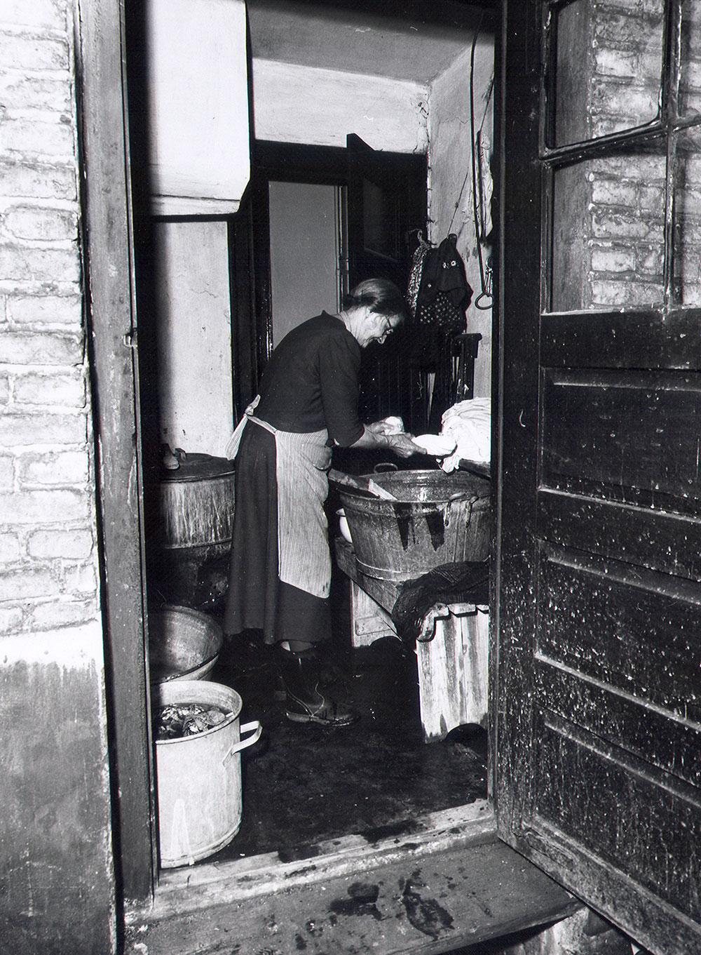 Efter at vaskeriet var nedlagt i de hambroske badeanstalter, havde fattige kvinder ikke andre muligheder end at klare tøjvask i deres små køkkener eller i boligejendommenes vaskekældre. Som her i en saneringsmoden ejendom i Baggesensgade på Nørrebro. Billedet er taget så sent som 1965 (foto: Boligkommissionen/Københavns Stadsarkiv).