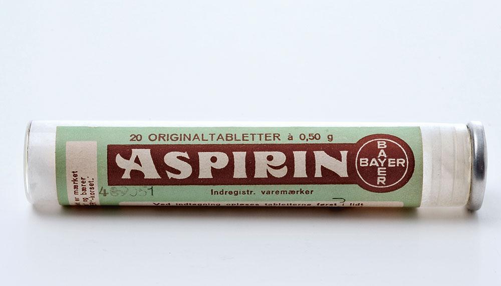 Aspirinpakning ca. 1920. Aspirin blev lanceret i 1899 og anvendtes i stor stil som febernedsættende og smertestillende lægemiddel til influenzapatienter (Dansk Farmacihistorisk Fond).