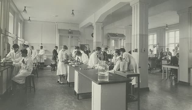 Øvelseslaboratorium for medicinstuderende i Rockefeller Komplekset (Medicinsk Museion).