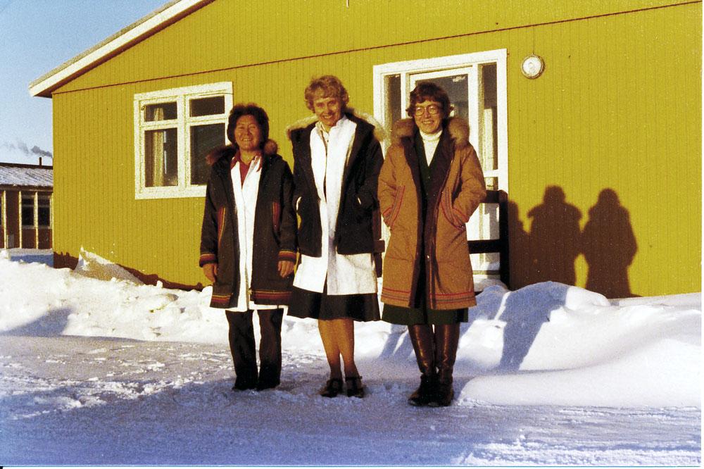 Den psykiatriske stab 1971-1977. Fra venstre ses min uundværlige tolk Else Rosing, den dygtige sekretær Birthe Pedersen og mig selv (privatfoto).