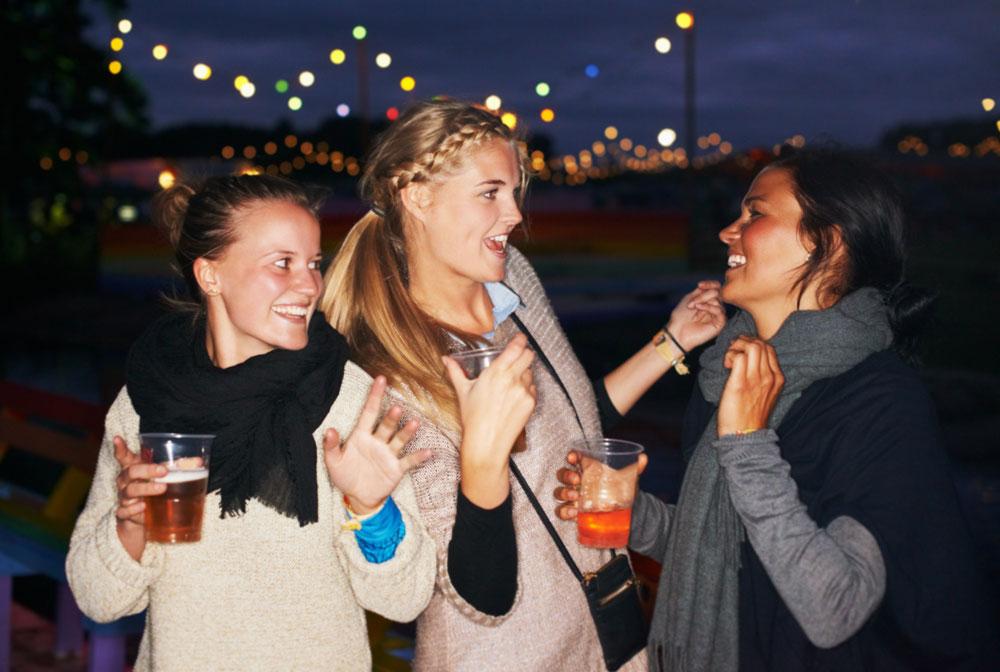 Danske unge har et højt alkoholforbrug sammenlignet med unge i andre nordiske og europæiske lande. Derfor har Sundhedsstyrelsen et særligt fokus på alkoholforebyggelse blandt unge, f.eks. gennem kampagnen »True Story« og metoden »Ansvarlig udskænkning«. Foto: iStock