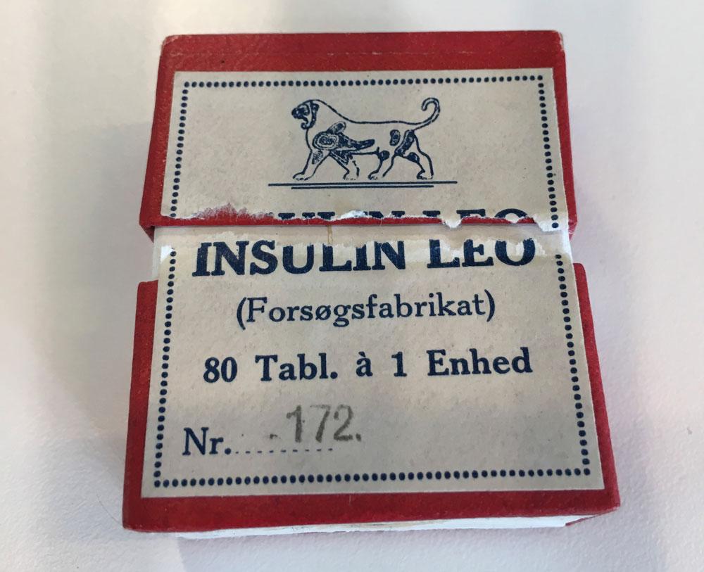 En af de allerførste prøvepakninger af danskproduceret insulin. På dette tidspunkt blev insulin forhandlet som tabletter, som patienten eller lægen selv skulle slæmme op i vand før injektion. (Foto: Hanne Sindbæk). 