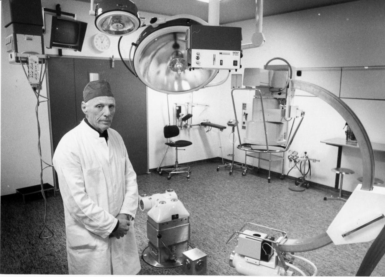 Kirurgen Bernhard Viking (1911-1999) i én af de nye operationsstuer anno 1979. Antallet af operationsstuer blev på dette tidspunkt øget fra tre til syv: to til ortopædkirurgi, to til organkirurgi, to til gynækologi samt en reservestue (Viborg Museum).