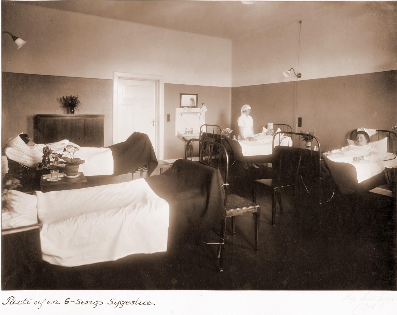 Viborg sygehus havde både sekssengsstuer, tresengsstuer og enestuer. Snoren ved den fjerneste seng var en del af det elektriske tilkaldesystem. Man bemærker, at sengene endnu ikke er blevet udstyret med hjul (Viborg Museum).