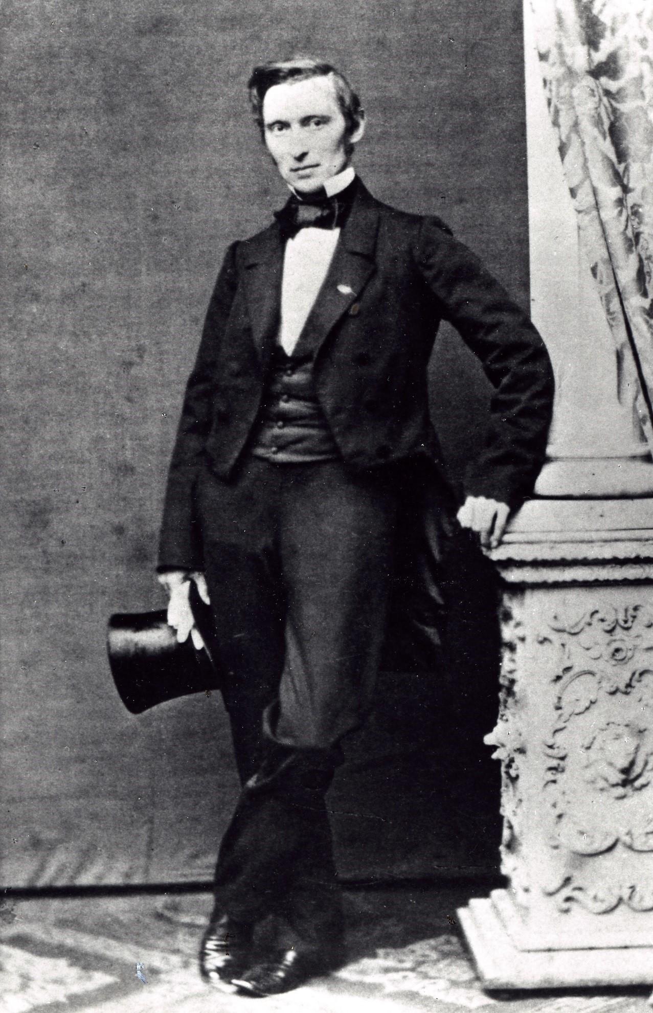 Elegantier. Den yngre Peter Panum med laksko og høj hat (Medicinsk Museion)
