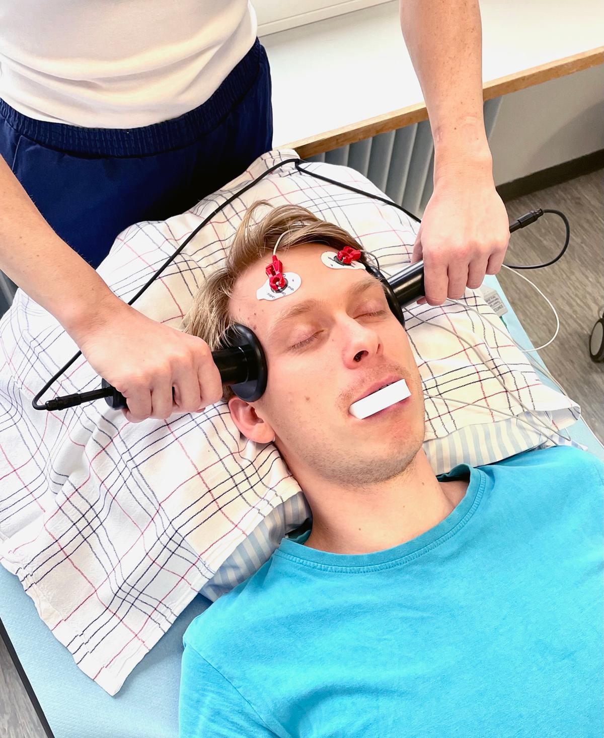 Ved ECT induceres et kortvarigt og kontrolleret generaliseret krampeanfald via elektrostimulation med elektroder, som er ­anbragt på hovedbunden. På billedet anvendes håndholdte stimulationselektroder. Under anfaldet monitoreres hjerne­aktiviteten med eeg-elektroder bl.a. i panden. Tand­beskytter anvendes for at undgå tandskader. Personen på billedet er en figurant.