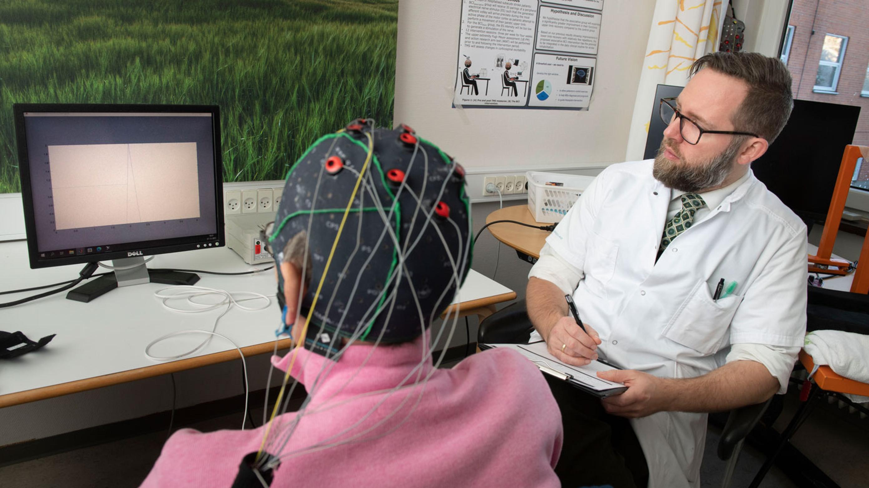 Reservelæge og ph.d.-studerende Benjamin Svejgaard, fra Neurologisk Afdeling på Aalborg Universitetshospital, følger som et led i sit ph.d.-projekt BCI-STAR: »Brain Computer Interface til genoptræning af armen efter stroke« hjernebølgers udsving. Lars Horn / Baghuset