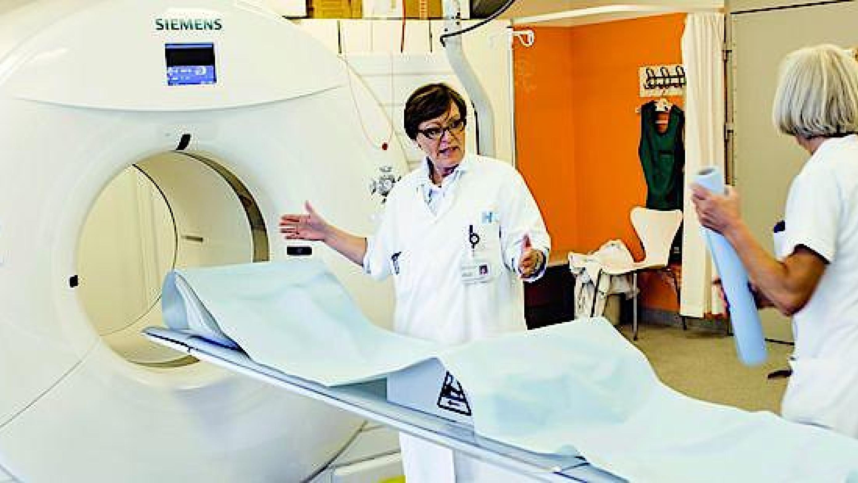 Liselotte Højgaard, professor og klinikchef for Klinisk Fysiologi, Nuklearmedicin & PET på Rigshospitalet, foran en af Rigshospitalets fem PET/CT-skannere.  Foto: Claus Boesen