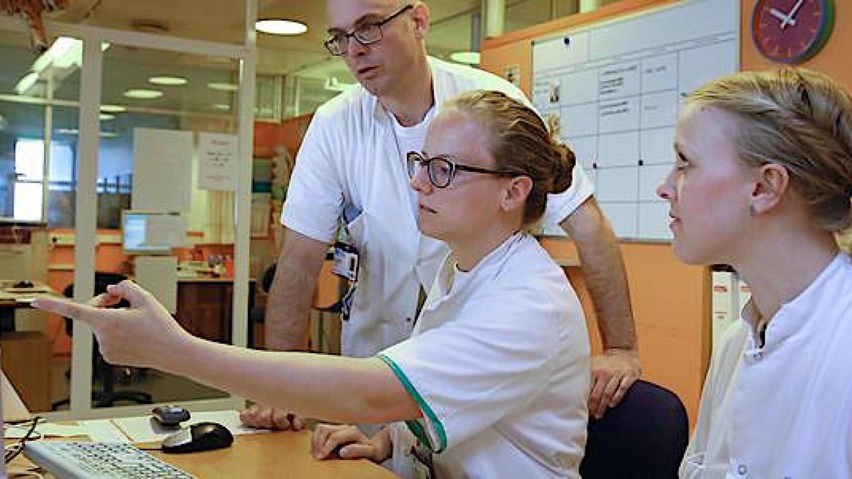 Overlæge Jon Waarst Gregersen hjælper introlæge Mie Klessen Eickhoff og medicinstuderende Emma Ramstad på Nefrologisk Afdeling på Herlev Hospital Fotograf: Jens-Peter Wehlitz