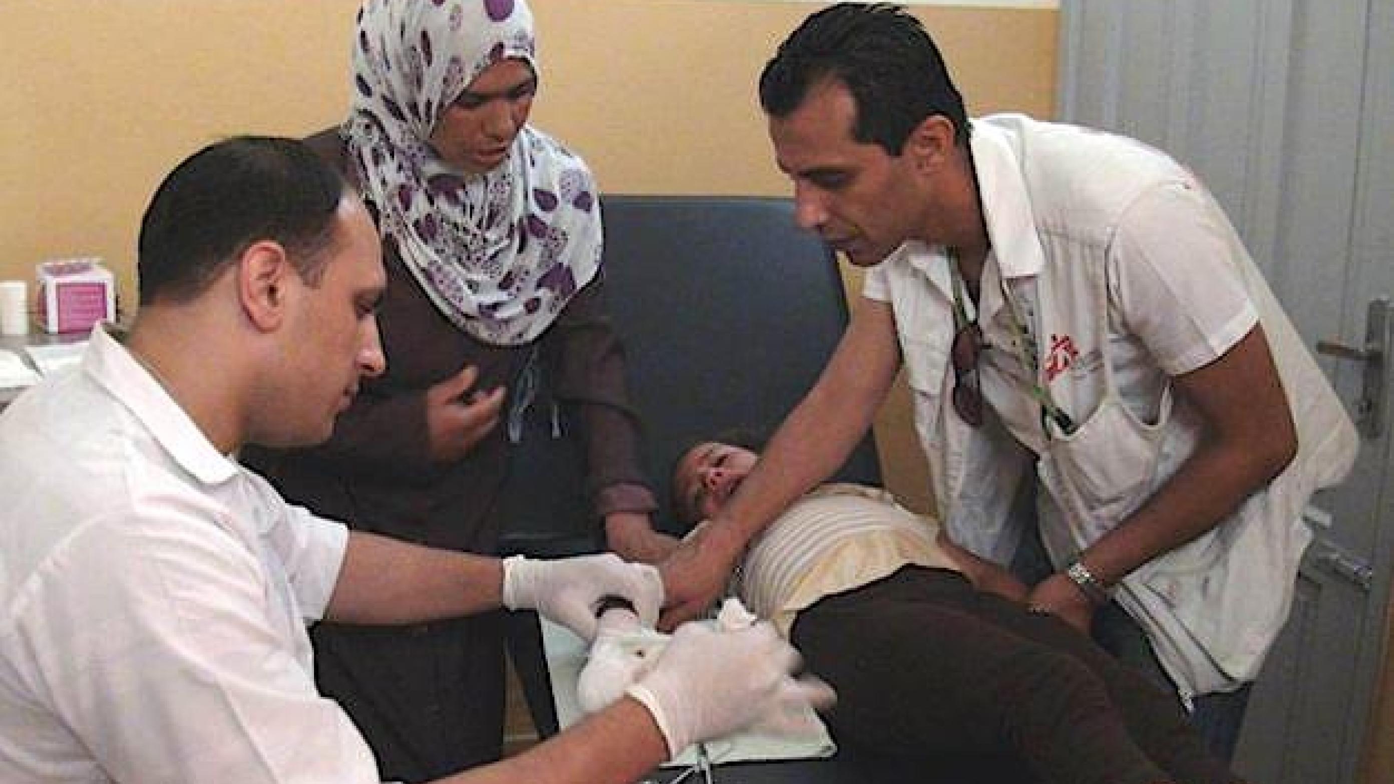 Læge Mohammed Mughiaseeb (th) på MSF's klinik i Gaza for postoperativ pleje. (Privat foto)