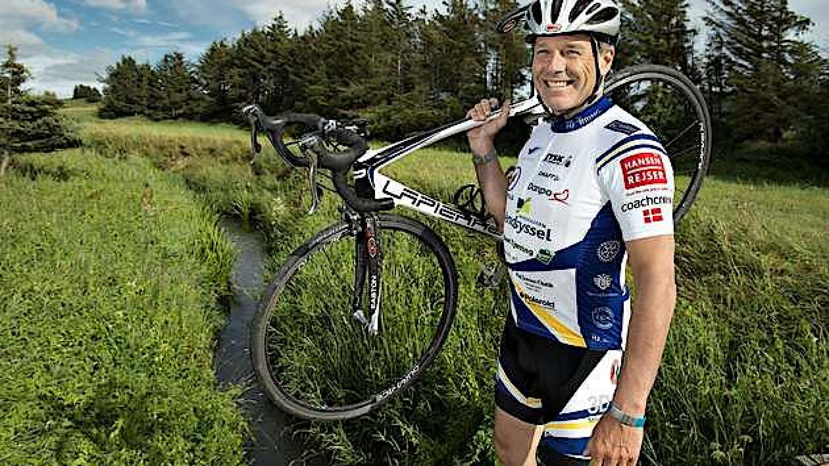 Læge Jesper Holmelund på cykel ved Liver å. Foto:  Lars Horn / Baghuset