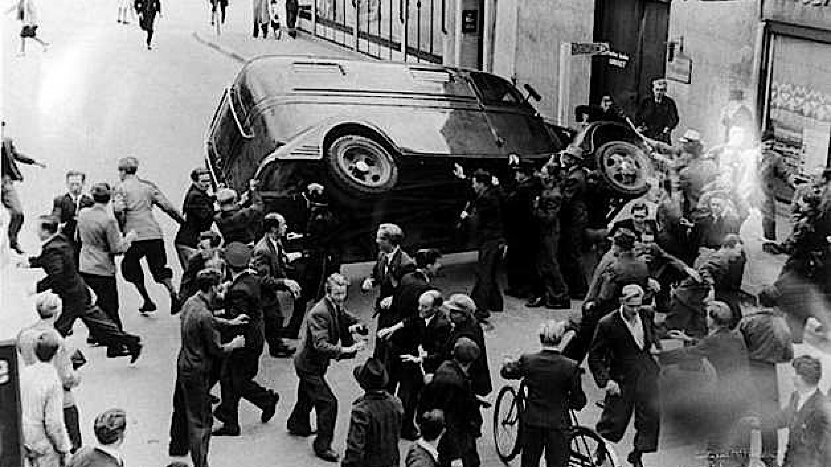 Modstandsbevægelsen stod stærkt i Odense. Det var ikke tilfældigt, at dødspatruljerne slog hårdt til her. Væltet politibil i Odense under folkestrejken 1943.