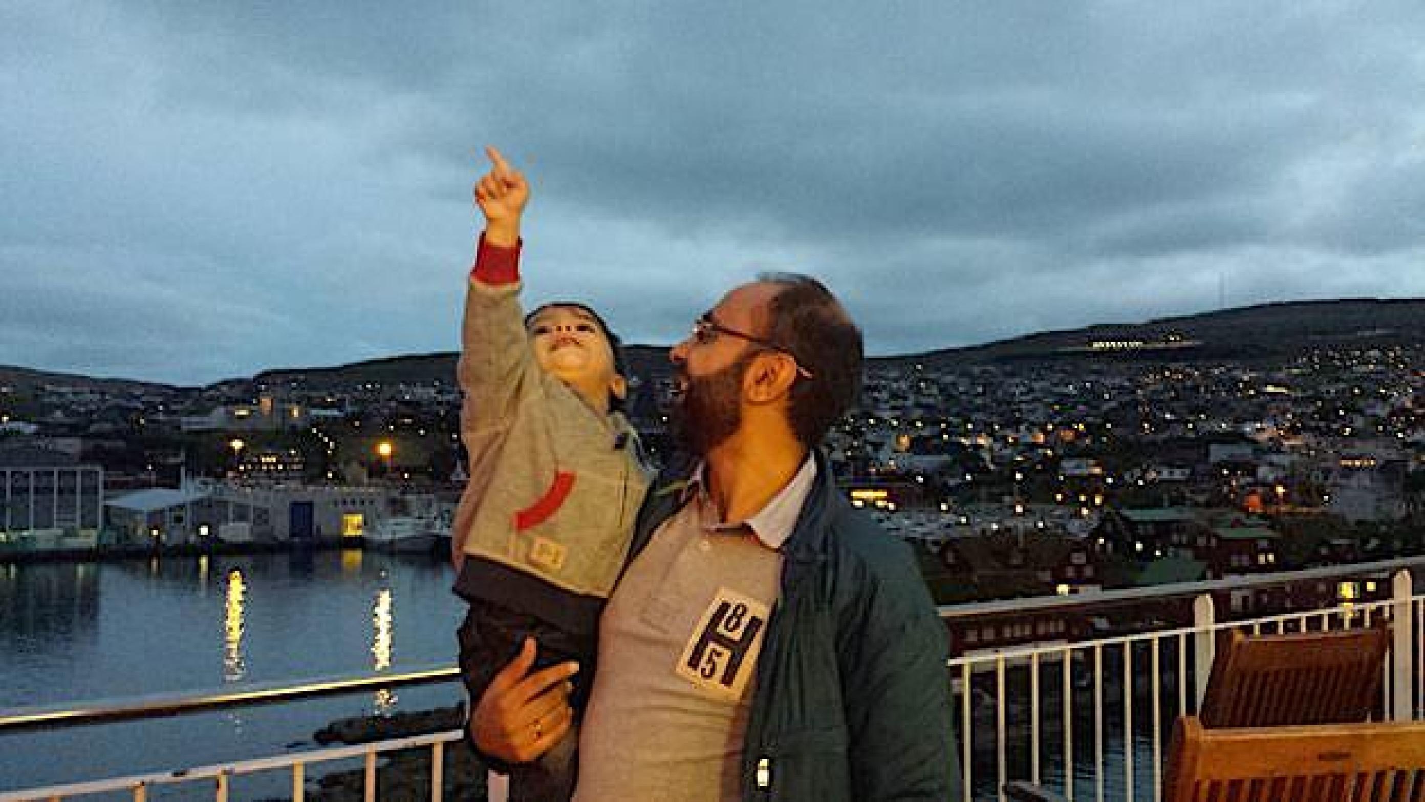 Urfan Ahmed med sønnike i Thorshavn, hvor familien i 2013 tilbragte en måned i et vikariat. Foto: Privatfoto.