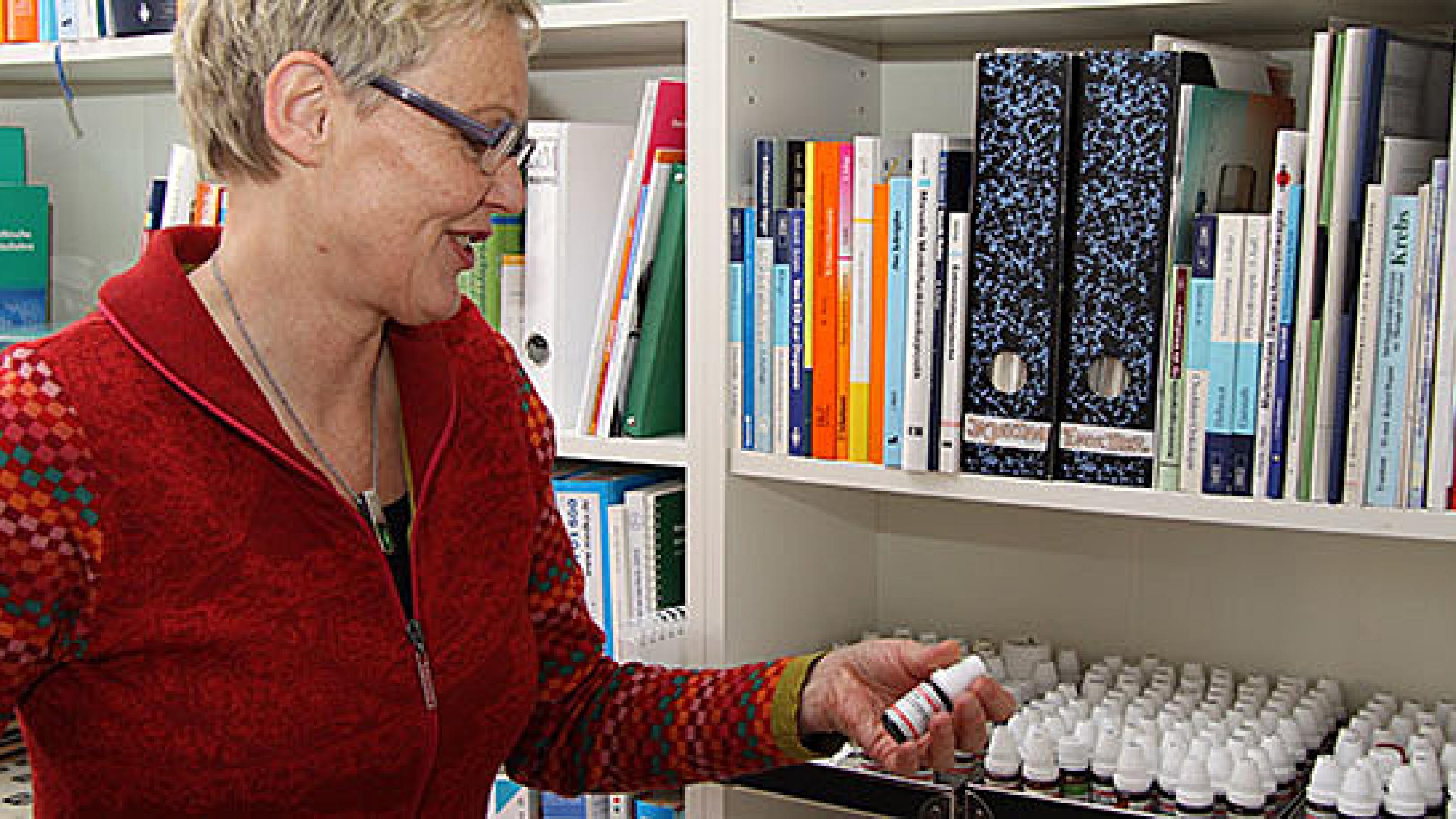 Irmgard Schnittert er alment praktiserende læge og bruger Naturheilkunde og homøopati i sin praksis. Her står hun med homøopatiske globuli.