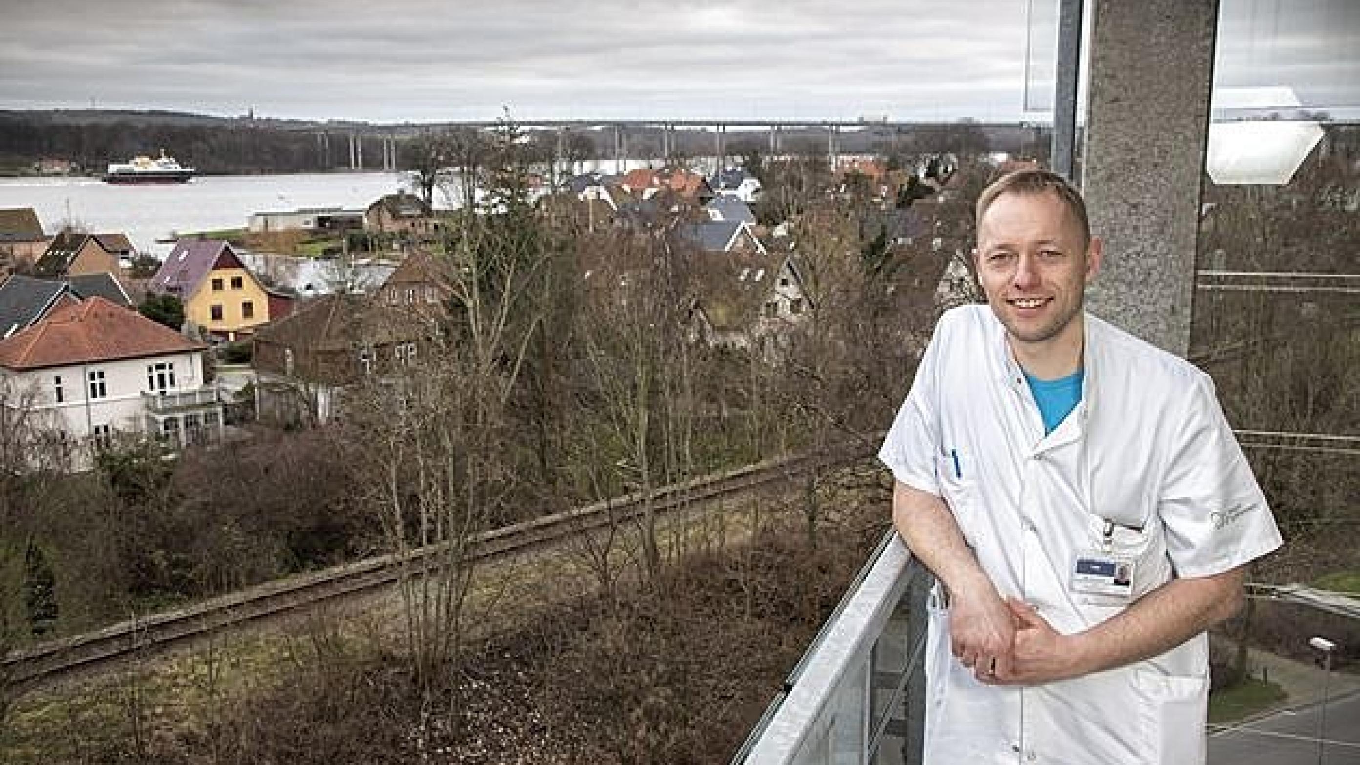 Bjørn Nedergaard - foran udsigten fra uddannelsesstedet på Ortopædisk afdeling, Svendborg Sygehus. 