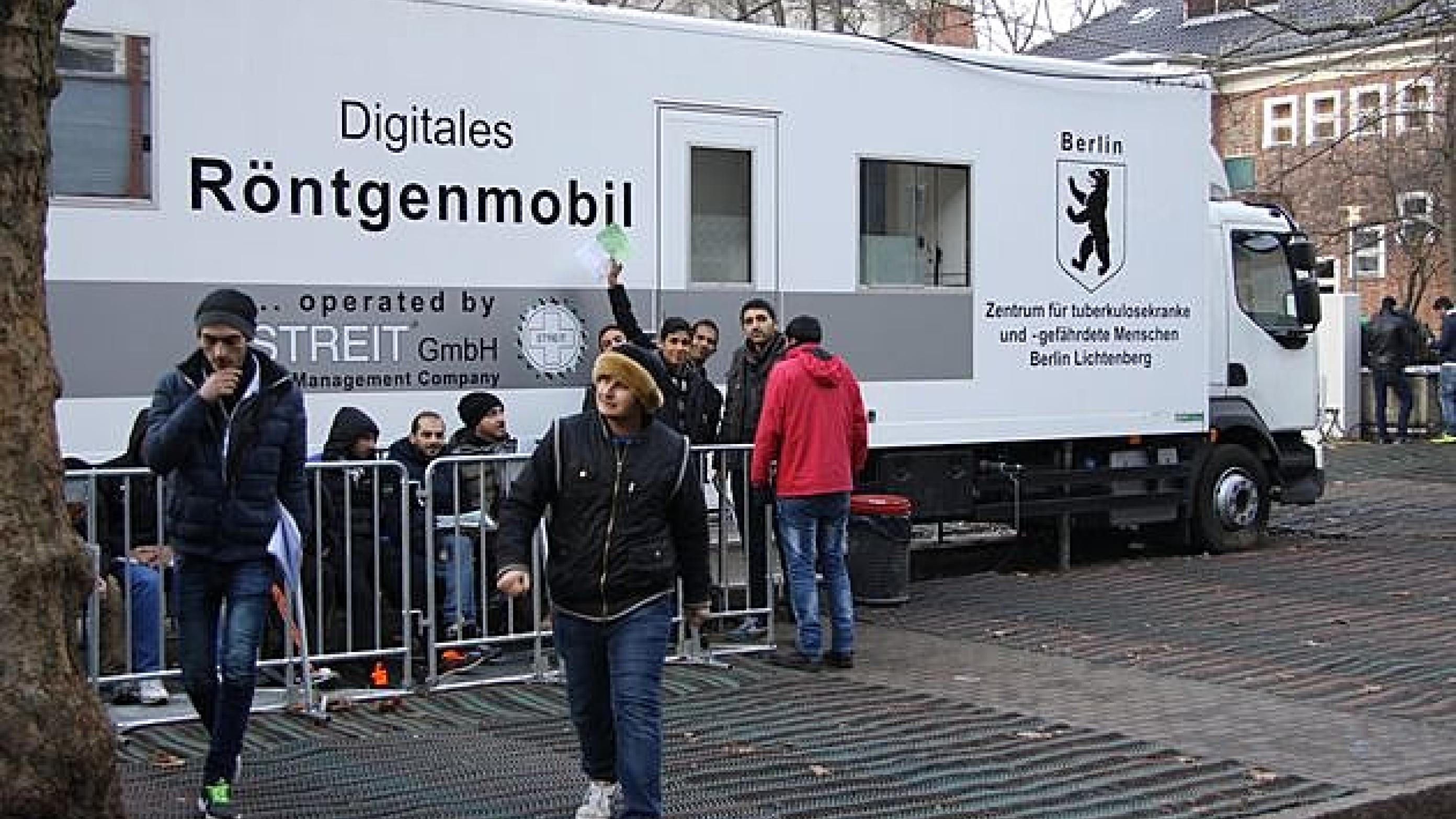 Flygtninge venter på TB-tjek ved de overbebyrdede Social- og sundhedsmyndigheder i Berlin.