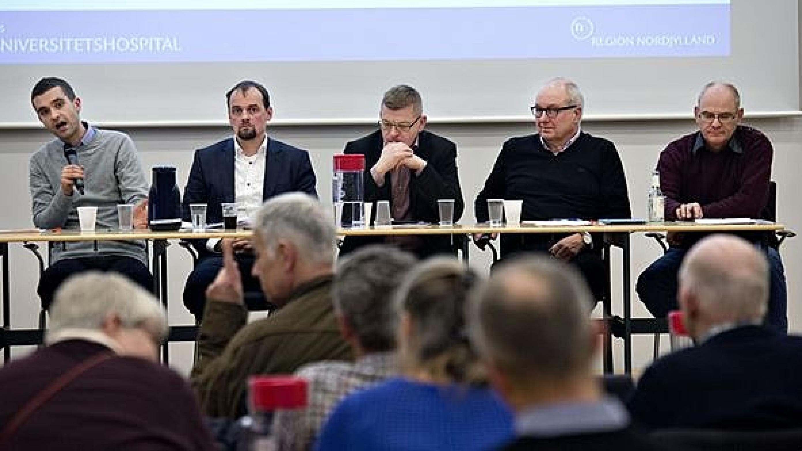 Bl.a. Lægeforeningens formand Andreas Rudkjøbing (til venstre) debatterede kvalitet på medlemsmødet i Lægeforeningen Region Nordjylland i går.