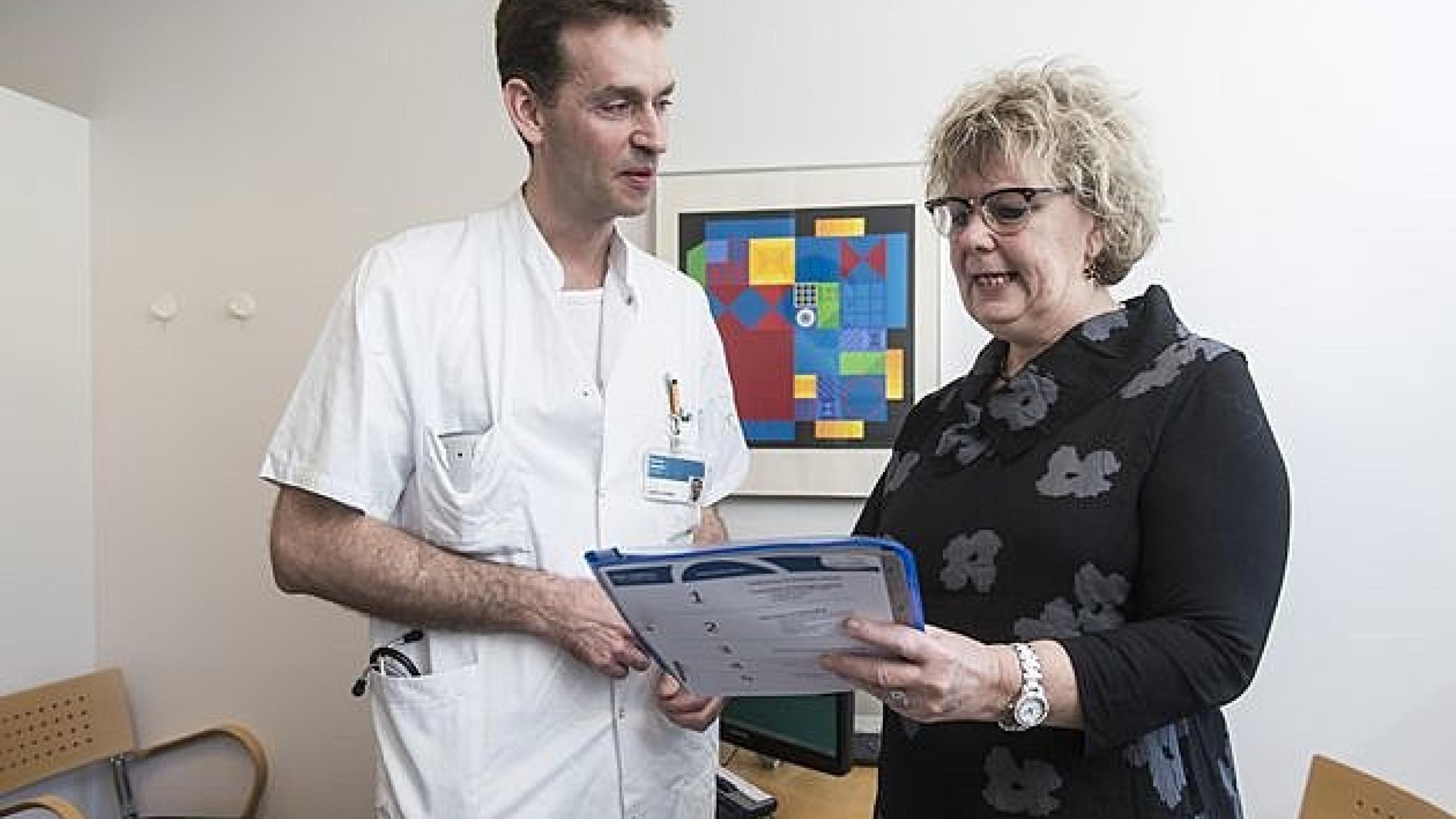 Onkolog Lars Henrik Jensen og Mona Petersen, som er kronisk kræftpatient og medlem af Patient-Pårørende Rådet. Foto: Palle Peter Skov