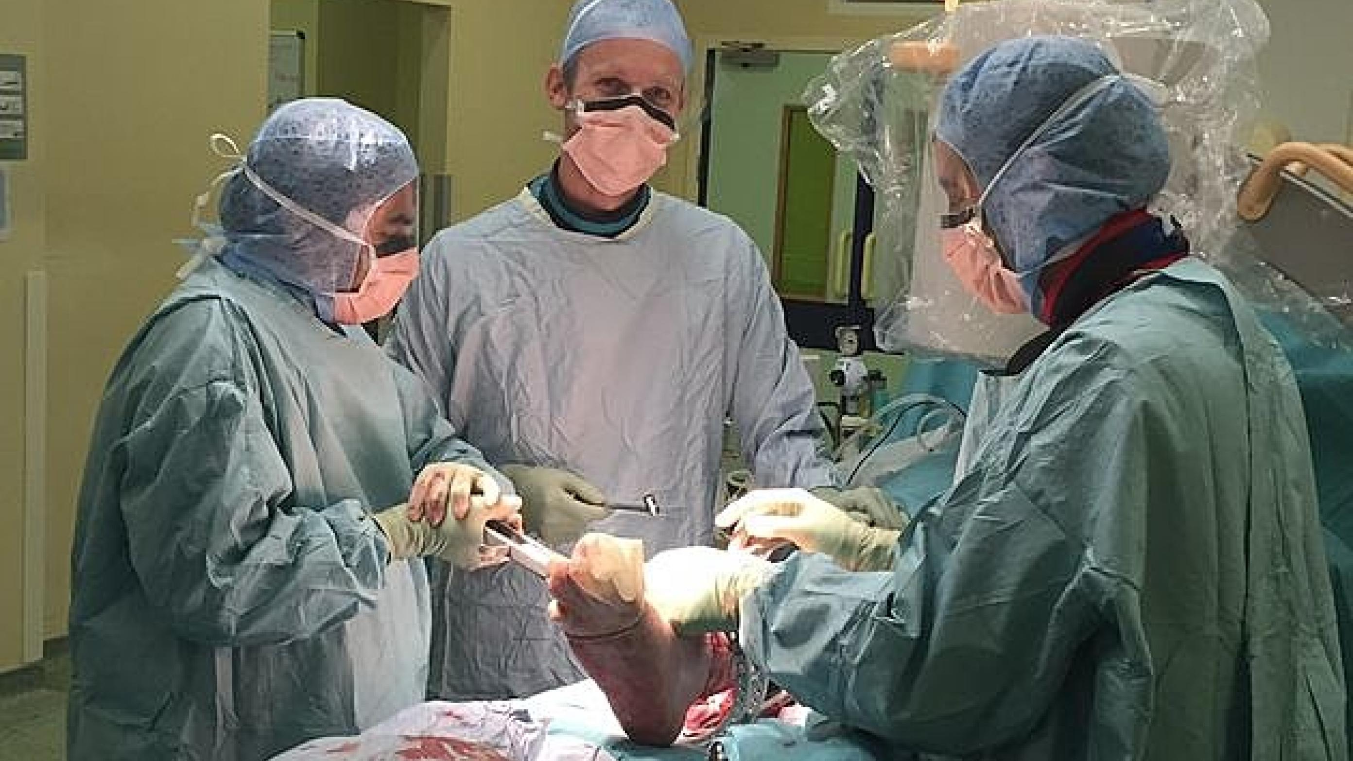 Jens Brahe Petersen (i midten) ved operationslejet på St. George's Hospital. Privatfoto