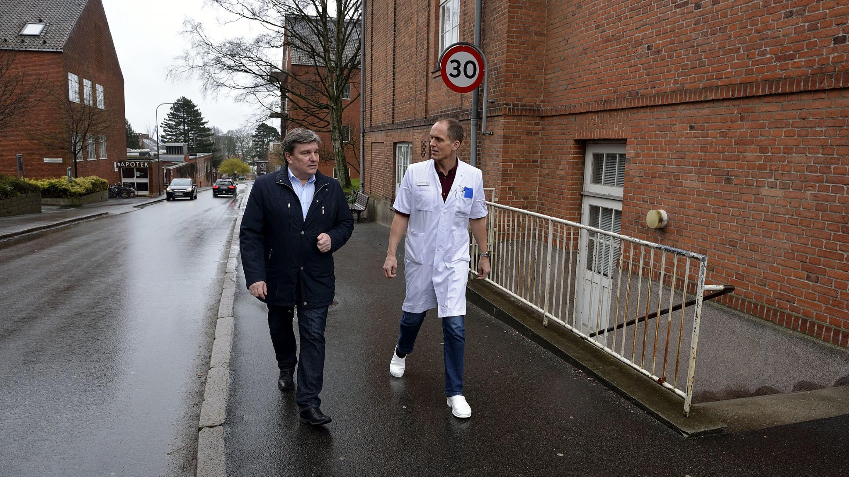 Lægefaglig direktør Claus Thomsen (til venstre) og professor Troels Krarup Hansen på vej til det brugerinddragende hospital.  Foto: Jørgen Ploug.