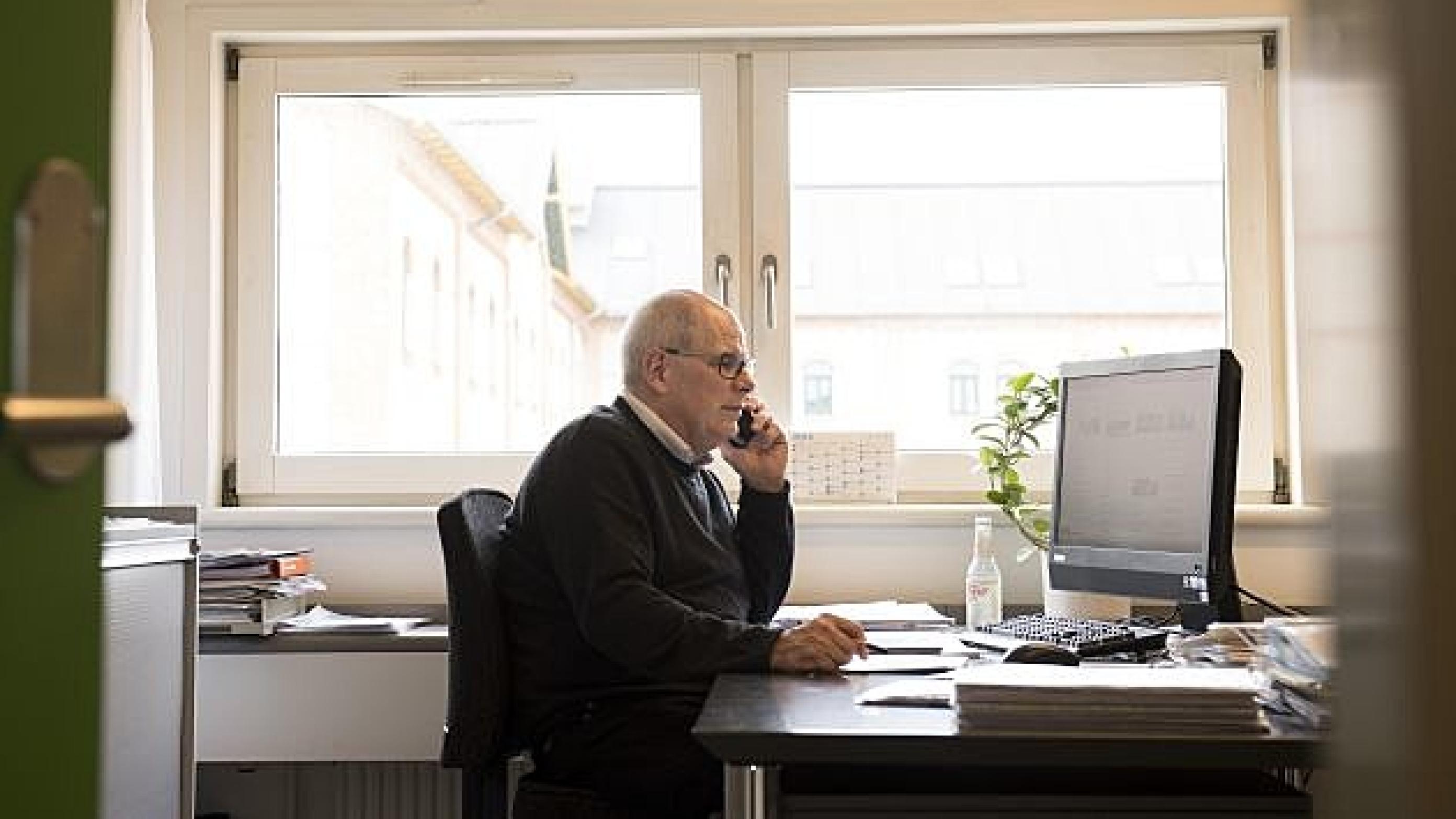 Vicedirektør på Aalborg Universitetshospital Kim Mikkelsen passer telefonen i ”Ring til sygehusledelsen”. Foto: Michael Bo Rasmussen