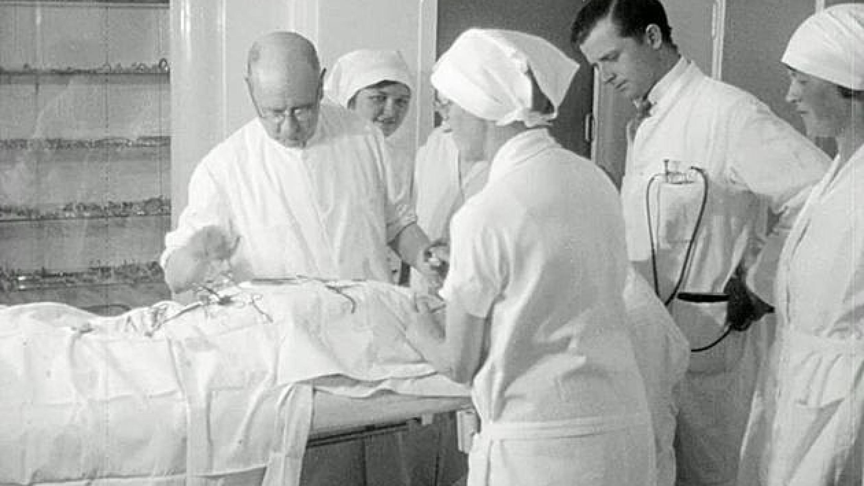 Når der kun var 400 stillinger til yngre læger på landets sygehuse var der i 1933 frygt for, at 145 nye kandidater om året snart ville føre til stor arbejdsløshed for læger. Billede fra dokumentarfilm om Dronning Louises Børnehospital, 1929.