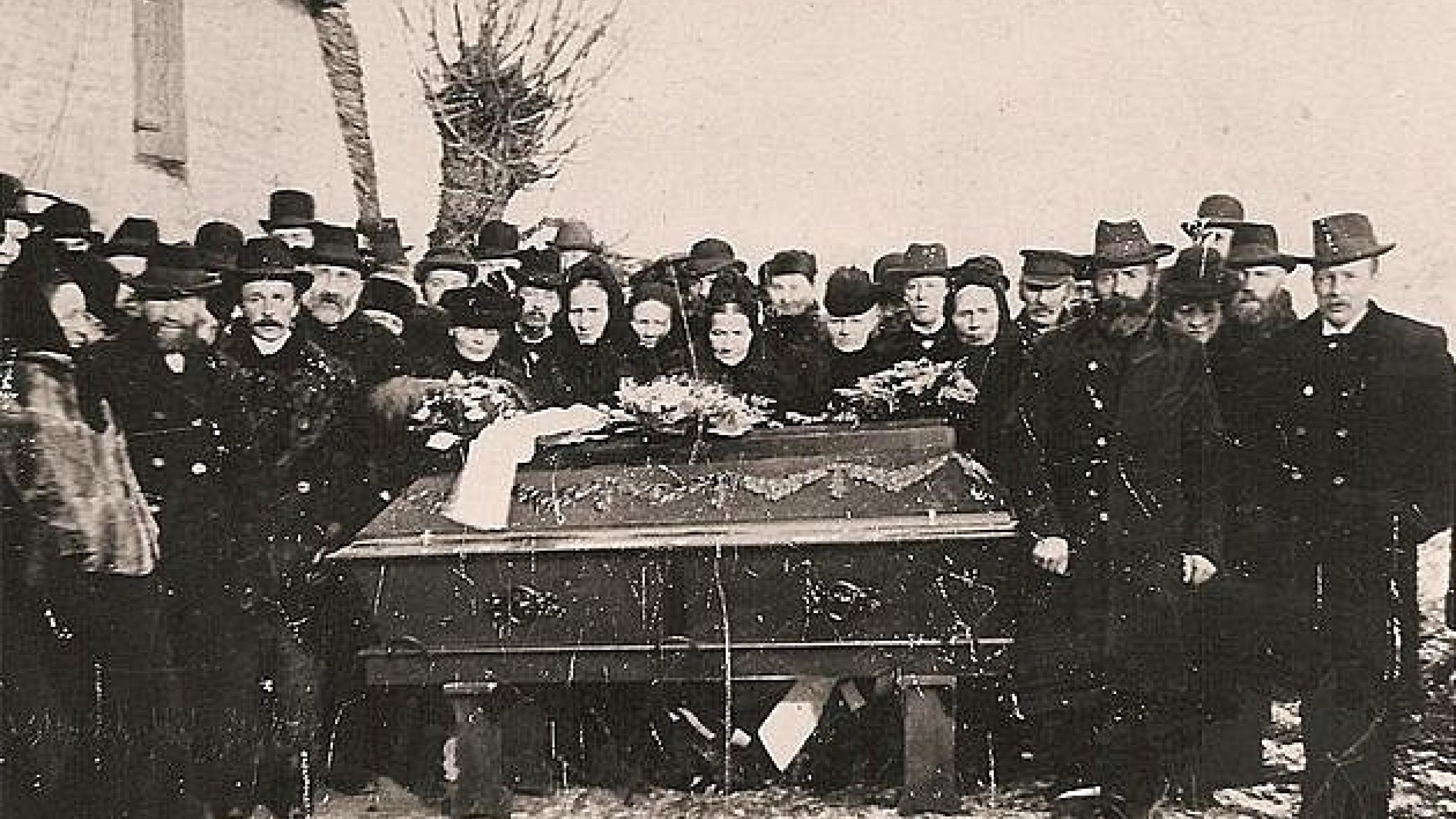 Hansine Poulsen begraves, 1902. Foto: Nebsager Lokalarkiv.