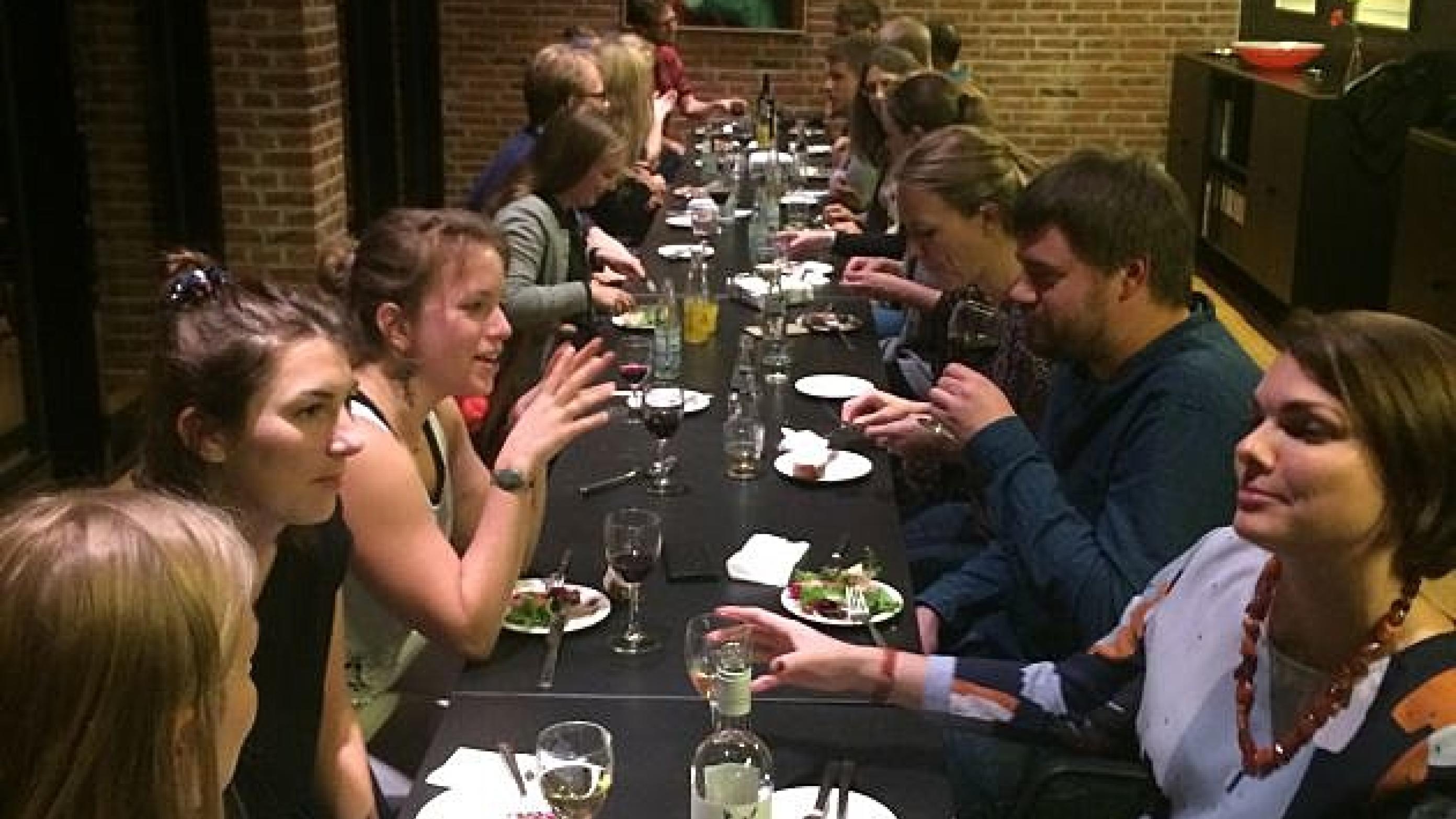 Omkring 25 KBU-læger fra Hjørring var fredag aften samlet for at blive klædt fagligt bedre på - og spise sammen. Foto: Lykke Westergaard Andersen