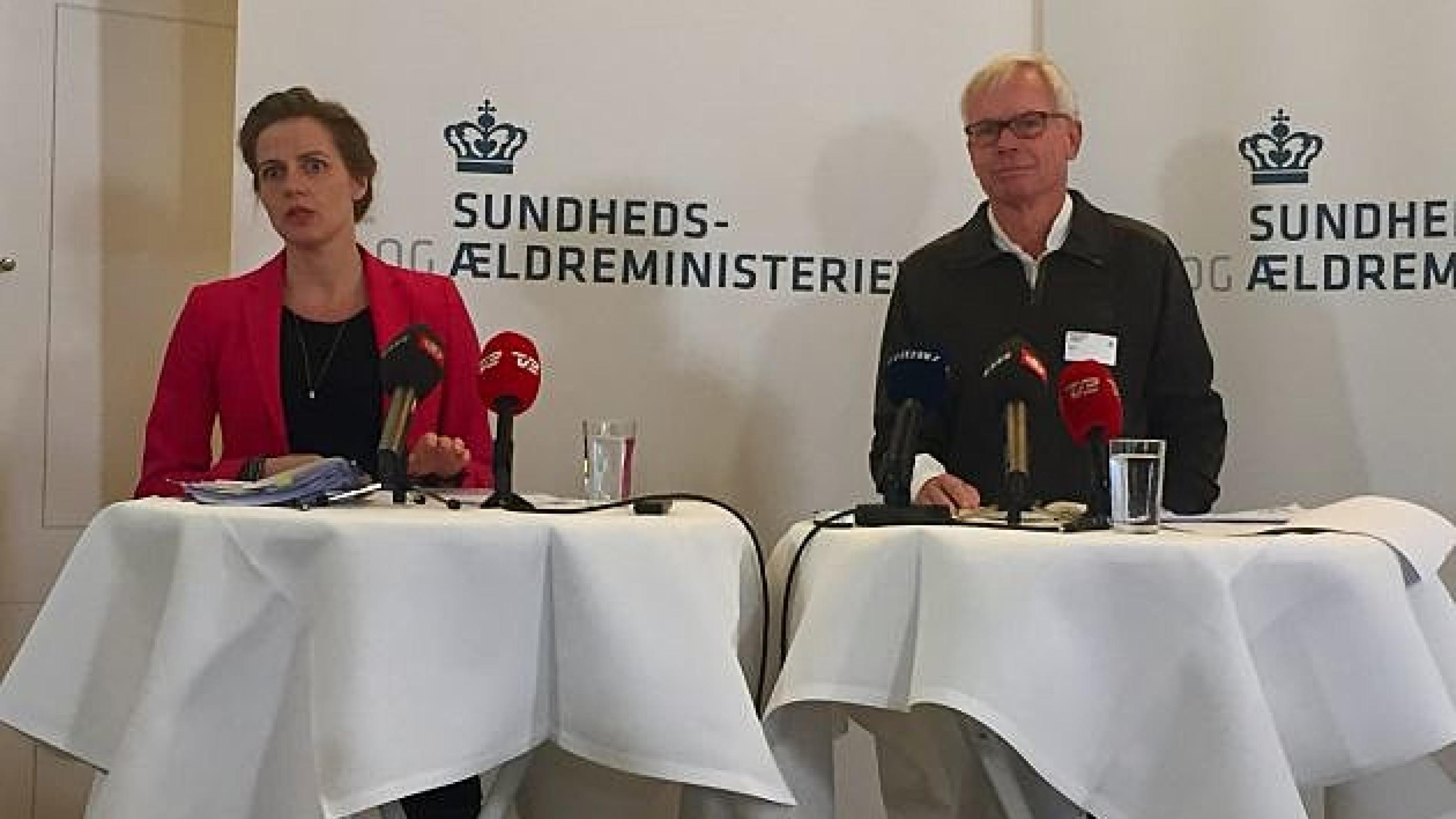 Sundhedsminister Ellen Trane Nørby (V) og formanden for Lægedækningsudvalget Martin Teilmann ved pressemøde onsdag. Foto: Anders Heissel