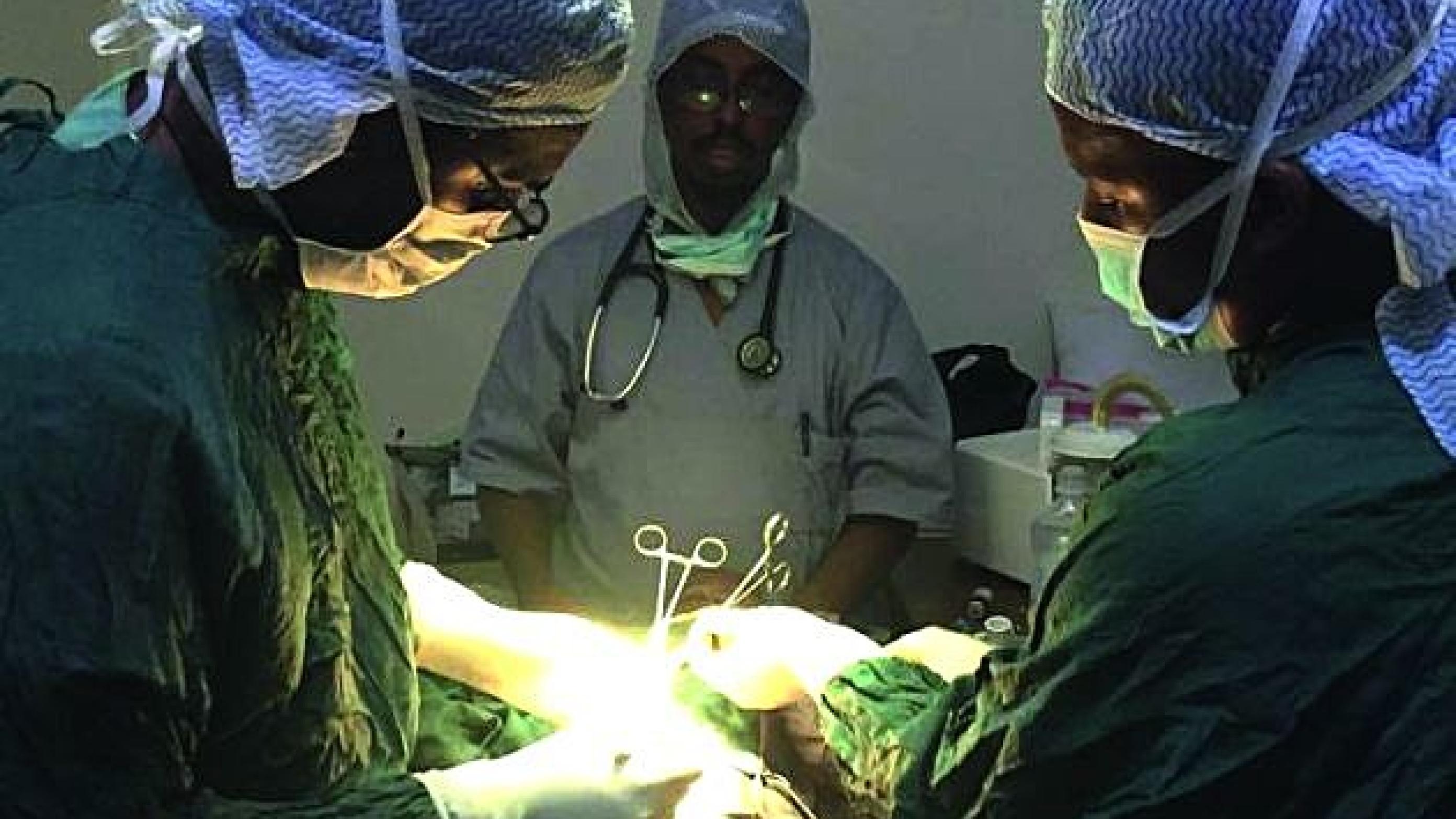Medlemmer af teamet, udsendt af Somalisk Sundhedsforbund i Danmark, i gang med en operation. Fra venstre kirurg Shafie Adan Dirir, anæstesilæge Abdi Farah Ali og sygeplejerske Hafsa Ahmed. Foto: Privat