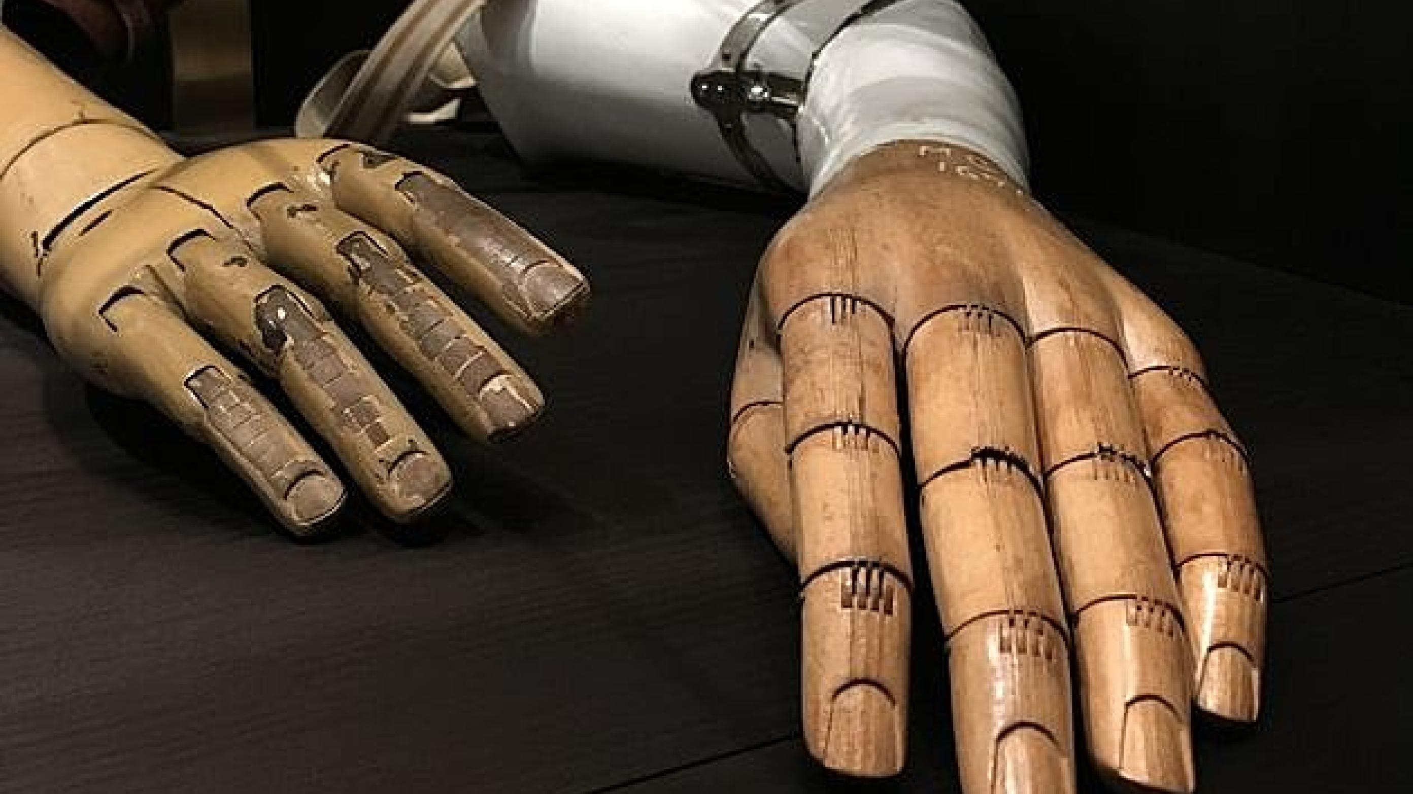 Arm- og håndproteser - uden funktionalitet, men med sirligt udskårne negle og bøjelige fingre. Foto: Medicinsk Museion.