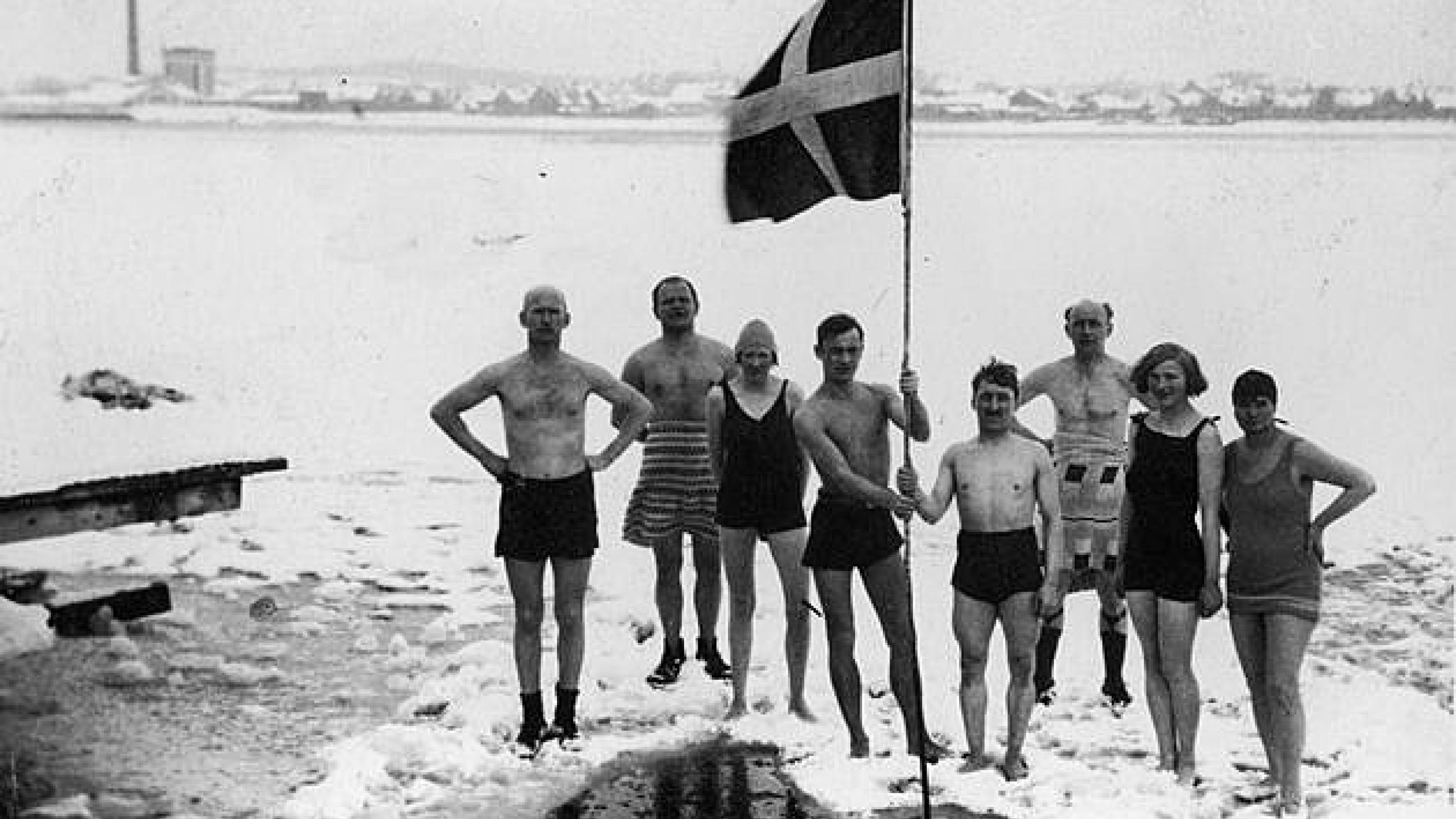 Medlemmer af vinterbadeforeningen Isbjørnen, Aalborg i 1920'erne. Foto: Aalborg Stadsarkiv.