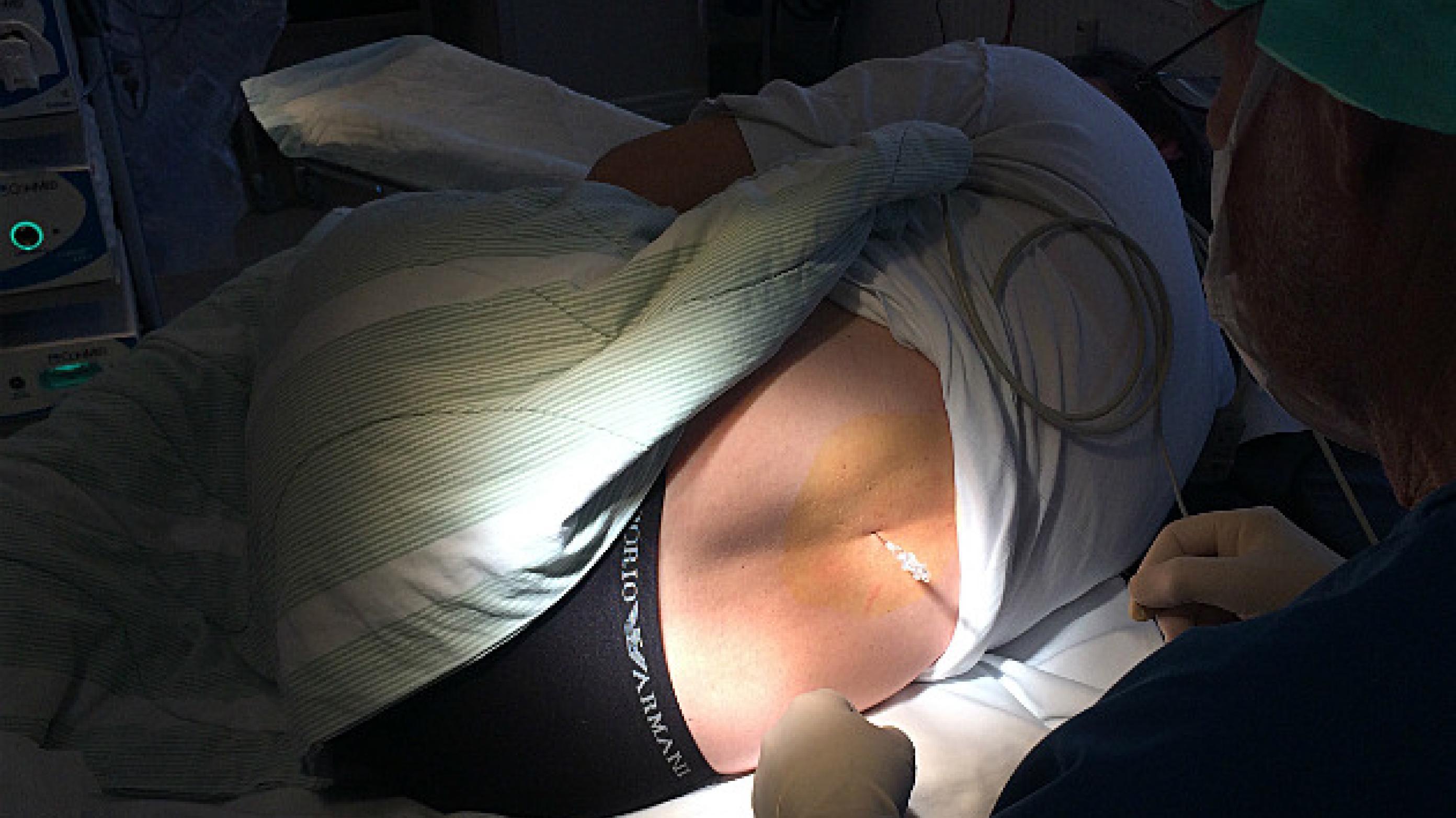 En patient får tappet rygsmarvsvæske, der skal bruges til en stor biobank over den dødelige sygdom ALS. Foto: Kristine Buske Nielsen.