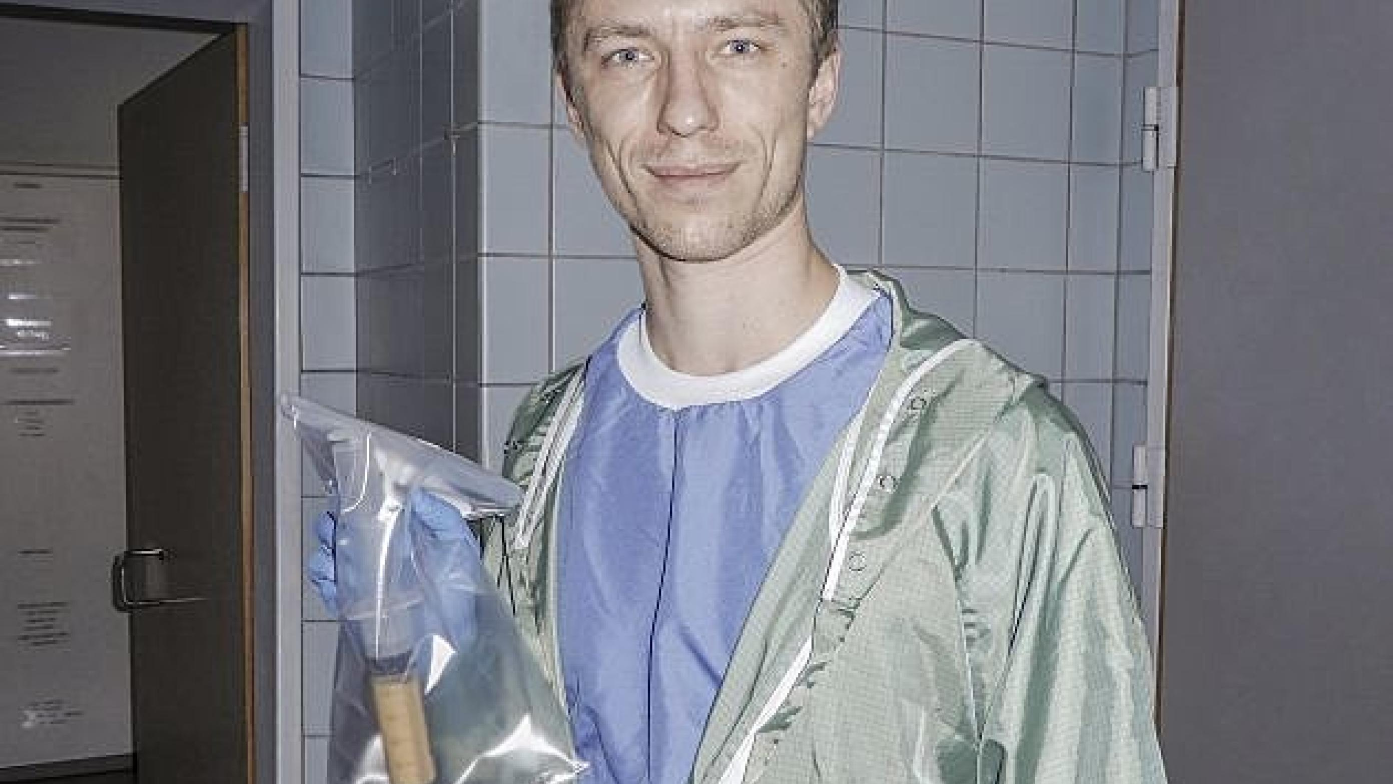 Peter Vester-Glowinski er læge og klinisk assistent på Klinik for Plastikkirurgi, Brystkirurgi & Brandsårsbehandling på Rigshospitalet. Her står han med 40 ml ren stamcellesuspension i hånden. Foto: Tina C. Rasmussen