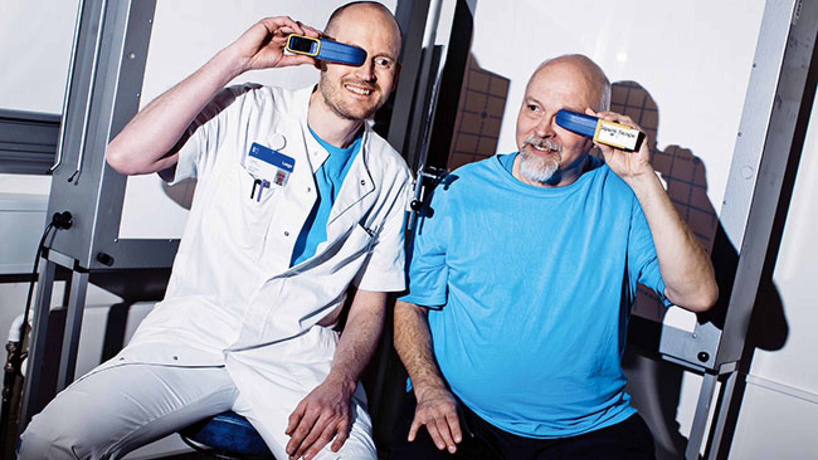 Øjenlæge Jon Peiter Saunte og optiker Max Bonne fra Glostrup Hospital har udviklet et periskop beregnet til undersøgelse af skeløjede børn. Foto: ©clausboesen.dk