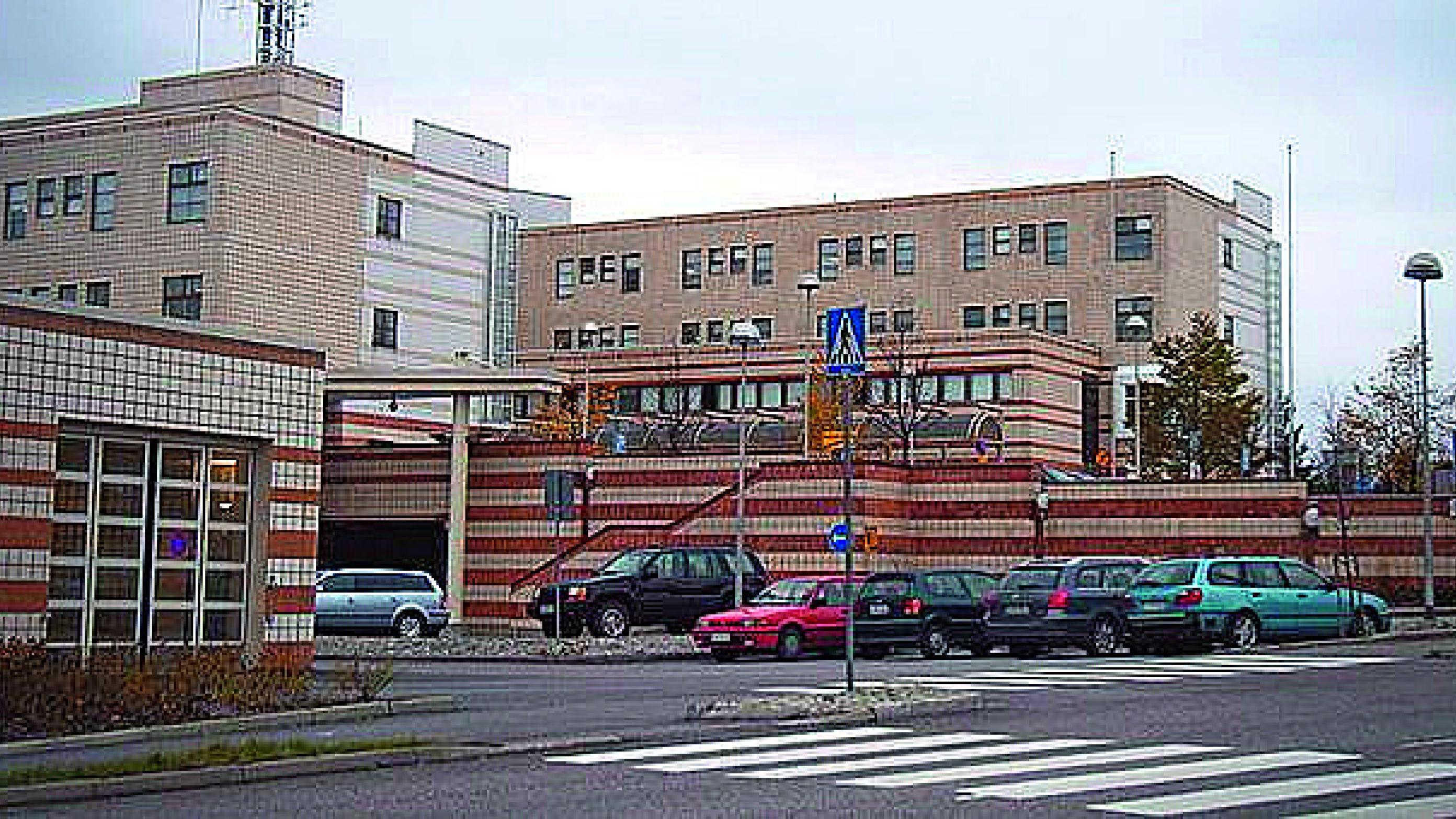 Bag reformen ligger en udbredt enighed om, at det offentligt finansierede sundhedsvæsen bør centraliseres. Foto af Peijas hospital i Vantaa, Finland: Wikipedia
